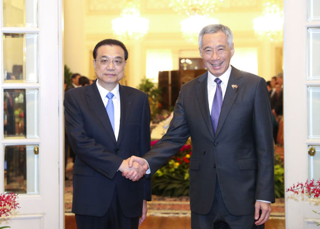 Ли Кэцян провел переговоры с премьер-министром Сингапура Ли Сянь Луном