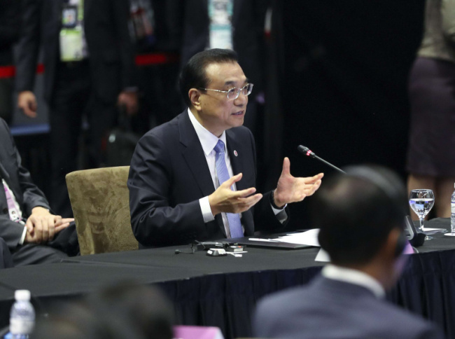 Ли Кэцян принял участие в 21-й встрече руководителей АСЕАН-Китай-Япония-Республика Корея