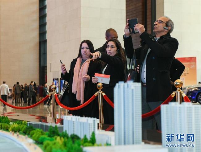 ​Свыше тысячи иностранцев посетили выставку в честь 40-летия политики реформы и открытости за один день