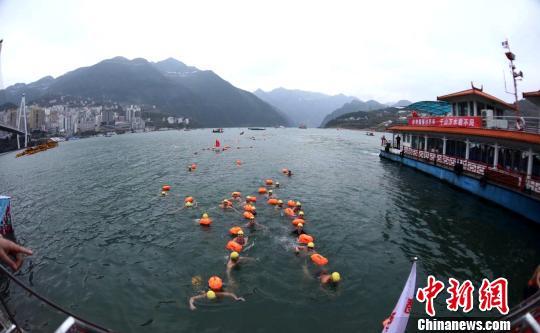 Невзирая на холод, около тысячи любителей зимнего плавания пересекли р. Янцзы