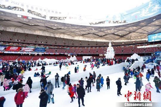 В Пекине проходит фестиваль льда и снега «До встречи в 2022-ом»