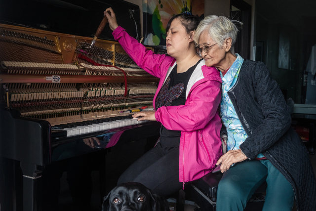 Первая в Китае незрячая женщина – настройщик фортепиано