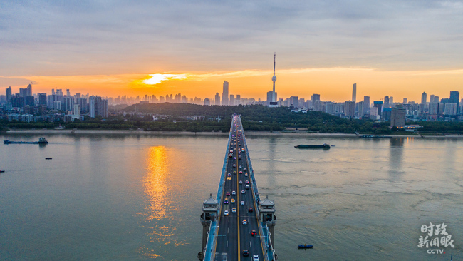 Мост через реку Янцзы на закате
