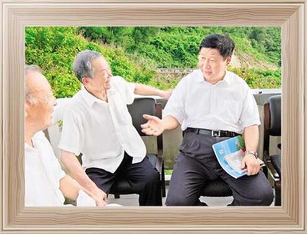 Си Цзиньпин навещает ветеранов освоения целины на острове Дачэнь провинции Чжэцзян, 2006 год.  