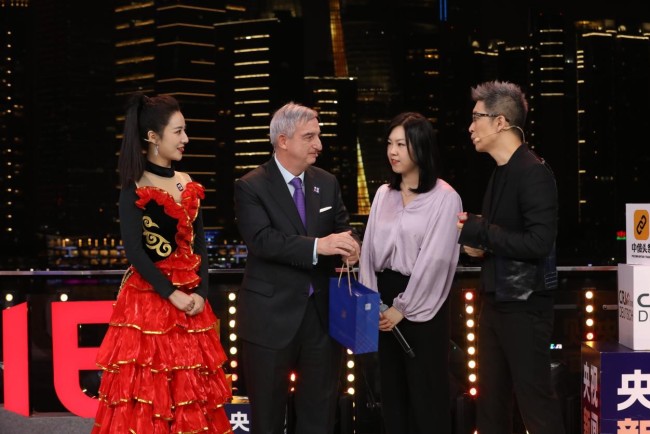 Фото: Посол Испании в Китае Рафаэль Дезкаллар (второй слева) в прямом эфире