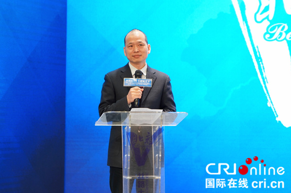 Президент CRI online Фань Цзяньпин выступает с речью [Фото: Цюй И]