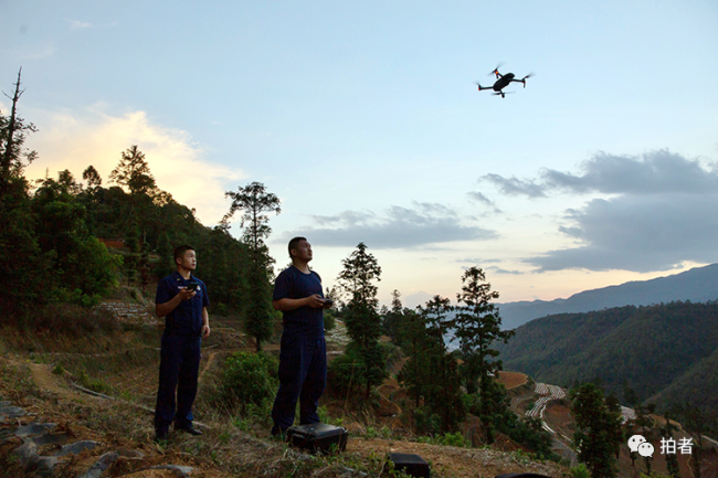 Сотрудники лесного патруля в провинции Юньнань следят за миграцией слонов с помощью дрона.30 мая 2021 г.