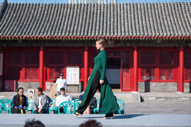 شینیانگ میں ماڈلز کی جانب سے  چینی روایتی لباس " چی پاو" کی نمائش