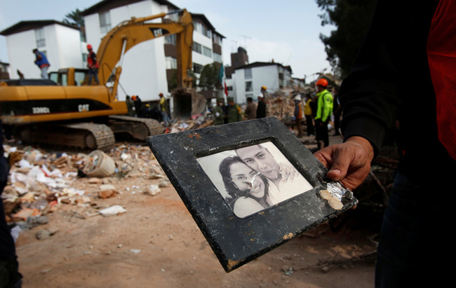  زلزلے سے دو سو پچیس ہلاکتوں کے بعد میکسکو میں حکام کی ملبے میں تلاش کا کام جاری