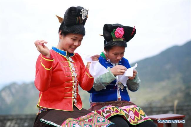 چین کے جنوب مغربی علاقے میں آباد میاؤ قومیت کے لوگ روایتی انداز میں نیا سال منارہے ہیں