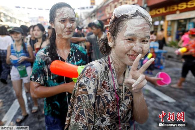 تھائی لینڈ کے دارالحکومت بینکاک میں روایتی تہوار "سونگ کران "مناتے لوگ