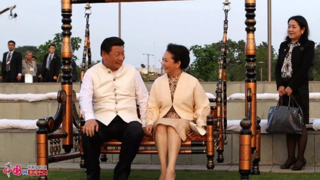 چینی صدر مملکت شی جن پھنگ  اور ان کی اہلیہ محترمہ پھنگ لی یوان : یہ محبت کی نظر ہے