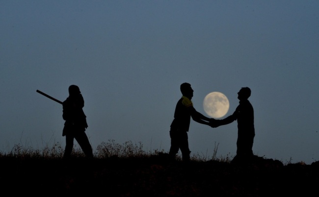 چاند سے متعلق دنیا کے معروف فوٹو گرافرز کی تصاویر اور شاعروں کا کلام 