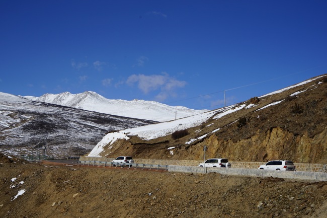 چین کے تبت خود اختیار علاقے  میں 4،150 میٹر کی بلندی پرواقع سڑکوں کی دیکھ بھال کرنے والے اہلکار 　