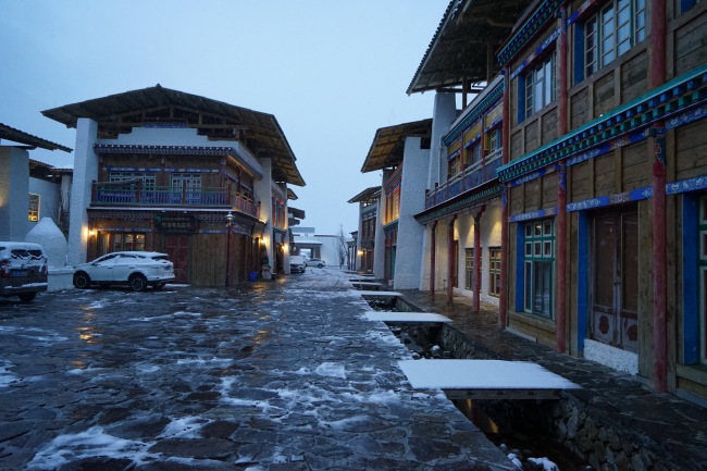 چین کے تبت خود اختیار علاقے کابین الاقوامی سیاحتی ٹاون، لولانگ ٹاؤن برف باری کے باعث ایک طلسماتی دنیا میں تبدیل ہوگیا