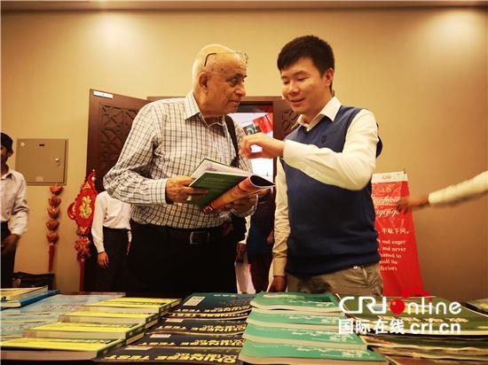 پاکستان کے قومی کتاب میلے میں کنفیوشیس کلاس روم  کی طرف سے چینی زبان سیکھنے کی کتابوں کی نمائش  