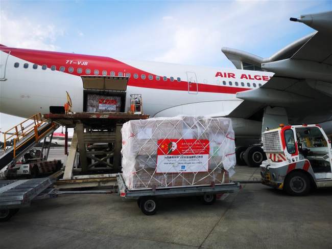 Zdravotnické potřeby darované čínskou společností dorazily do alžírského Alžíru dne 27. března 2020. Fotografie: Tisková agentura Nová Čína / Xinhua