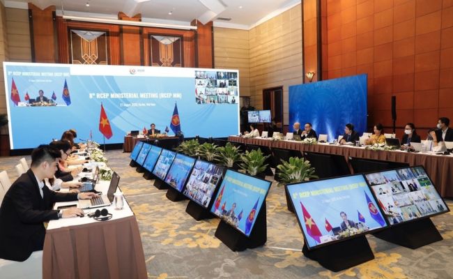Meziministerský mítink členů nově založeného Regionálního ekonomického partnerství (RCEP) pořádaného ve vietnamské Hanoji jako online videokonference 27. října 2020. (Photo/Xinhua)
