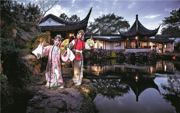 V zahradě Wangshiyuan (Wang-š´-jüan) v Suzhou (Su-čou) v provincii Jiangsu (Ťiang-su) probíhá v noci pro turisty klasické vyprávění s hudbou a zpěvem v dialektu Suzhou Pingtan (Pching-tchan) a opera Kunqu (Kchun-čchü). Některé obrazy a texty jsou promítány na budovy, aby vytvořily uměleckou atmosféru. [Fotografii poskytl deník China Daily]