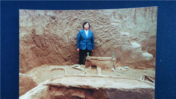 Η αρχαιολόγος ποζάρει για μια φωτογραφία μέσα σε μια ανασκαφή μιας άμαξας και αλόγων στο Ανγιάνγκ το 1992. Η Λιου υπέβαλε αίτηση για εργασία στην πόλη, η οποία θεωρείται ιερό έδαφος για τους αρχαιολόγους, το 1972. [Φωτογραφία που δόθηκε στην China Daily]