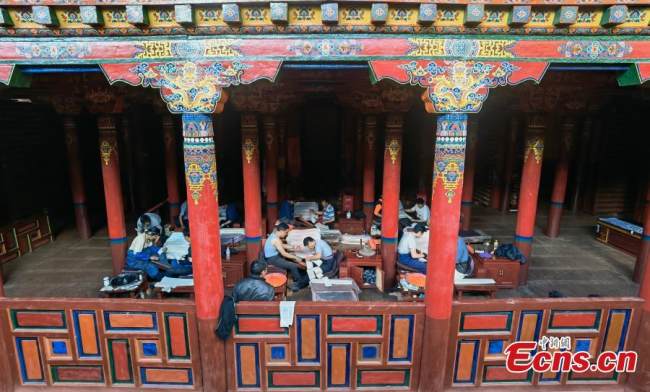 Εργαζόμενοι τυπώνουν γραφές στο Τυπογραφείο Ντέργκε Σούτρα, στην κομητεία Ντέργκε, της αυτόνομης περιφέρειας των θιβετιανών Γκάρζε, στην επαρχία Σιτσουάν στις 20 Ιουλίου 2021.