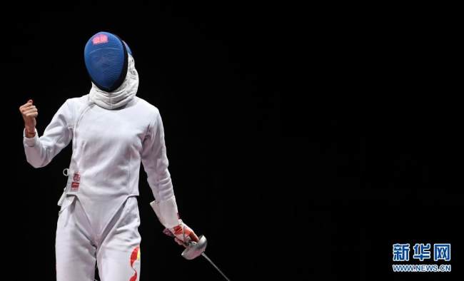 Η Κινέζα αθλήτρια Σουν Γιβέν κατά τον αγώνα του ξίφους μονομαχίας γυναικών στους Ολυμπιακούς Αγώνες του Τόκιο στις 24 Ιουλίου 2021. (φωτογραφία / Xinhua)