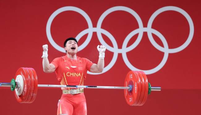 Ο Κινέζος αθλητής Σεν Λιτζούνκατά τον αγώνα της άρσης βαρών ανδρών κατηγορίας 67 κιλών στους Ολυμπιακούς Αγώνες του Τόκιο στις 24 Ιουλίου 2021. (φωτογραφία / Xinhua)
