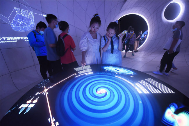 Επισκέπτες μαθαίνουν για τα βαρυτικά κύματα στο νέο Μουσείο Αστρονομίας της Σαγκάης στις 18 Ιουλίου 2021. (φωτογραφία / IC)