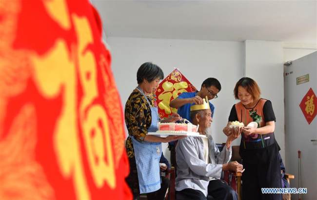 Η Γιανγκ Τσινγκχόνγκ (1η δεξιά) και ο σύζυγός της (2ος δεξιά) γιορτάζουν τα γενέθλια ηλικιωμένων ατόμων στην κομητεία Γιγιουάν του Ζιμπό, στην επαρχία Σανντόνγκ της Ανατολικής Κίνας, στις 27 Μαΐου 2019. [φωτογραφία / Xinhua ]