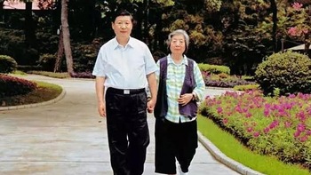 شش صحنه از لحظات زندگی شی جین پینگ در کنار مادرش