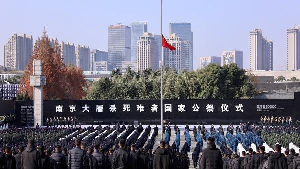 نیمه افراشته شدن پرچم چین در محل یادبود قربانیان کشتار نان جینگا