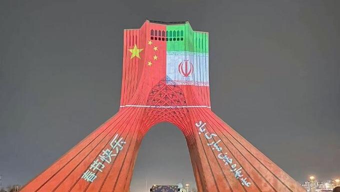 برج آزادی تهران در شب سال نوی چینی «سرخ پوش» شدا