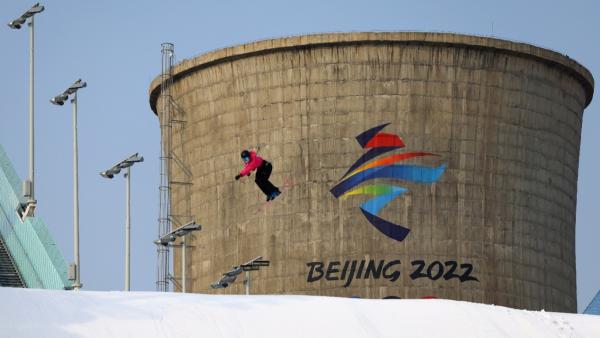 رسانه های آمریکایی: پرتاب وزرشکاران المپیک از دودکش کارخانه های فولاد تعطیل شده پکن