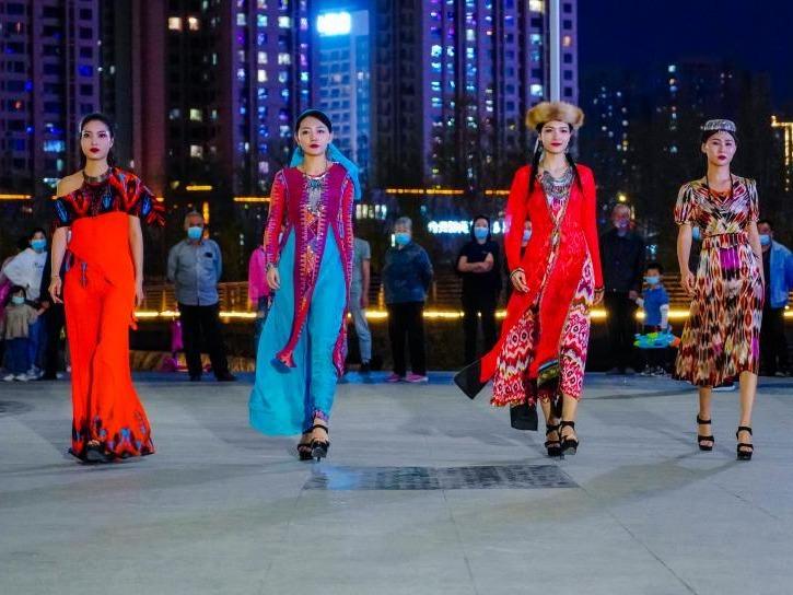 Pertunjukan Pakaian Tradisional di Jalanan Xinjiang