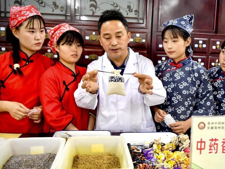 「香り袋」の作り方を学び迎える端午節　安徽省亳州