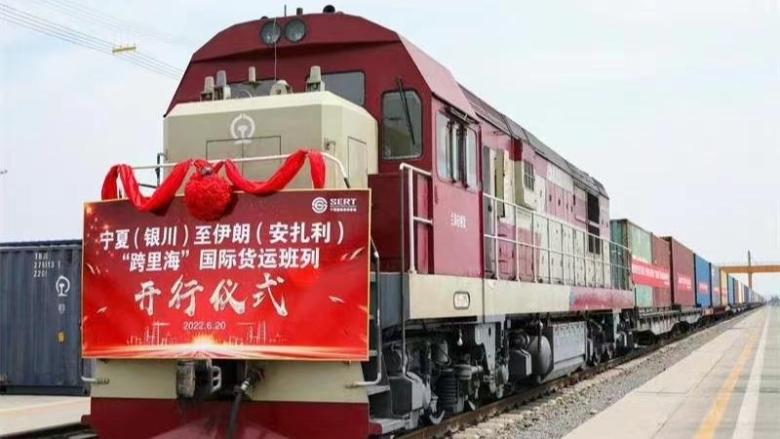 نخستین قطار باربری بین المللی عبور از دریای خزر از نینگ شیا چین به ایران می رسدا