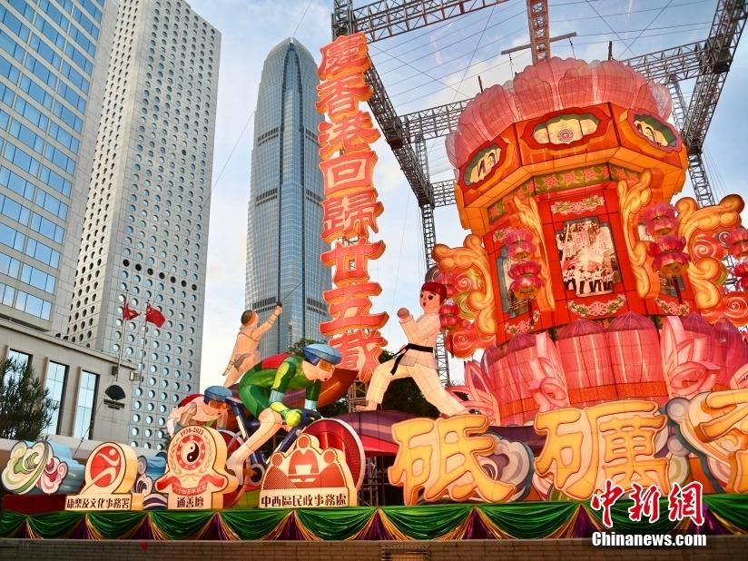 祖国復帰祝う大型如意宮灯展が開催　香港特区
