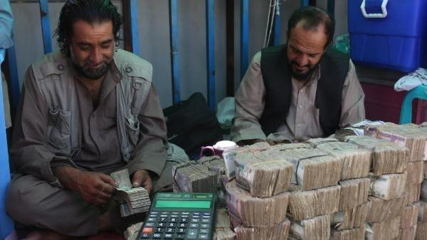 بانک مرکزی افغانستان برای حفظ ثبات پول ملی 12 میلیون دلار را به مزایده می گذاردا