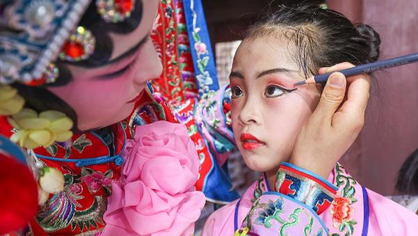 تجربه میراث فرهنگی ناملموس/ کودکان چینی تعطیلات تابستانی خود را این گونه سپری می کنندا