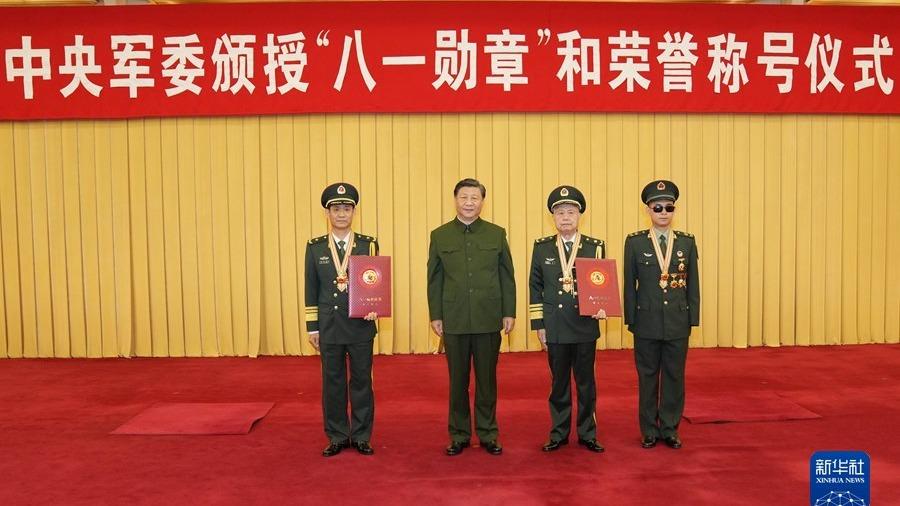 Przewodniczący Chin Xi Jinping wręczył medale i dyplomy laureatom „Medalu 1 sierpnia”