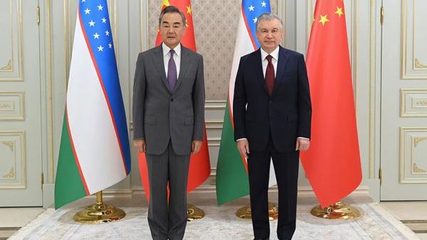 Узбекистаны Ерөнхийлөгч Мирзиёев Ван И нар уулзав