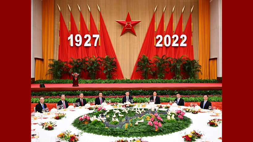 Xi Jinping i inni przywódcy partii i państwa uczestniczyli w  uroczystym przyjęciu z okazji 95. rocznicy powstania Chińskiej Armii Ludowo-Wyzwoleńczej