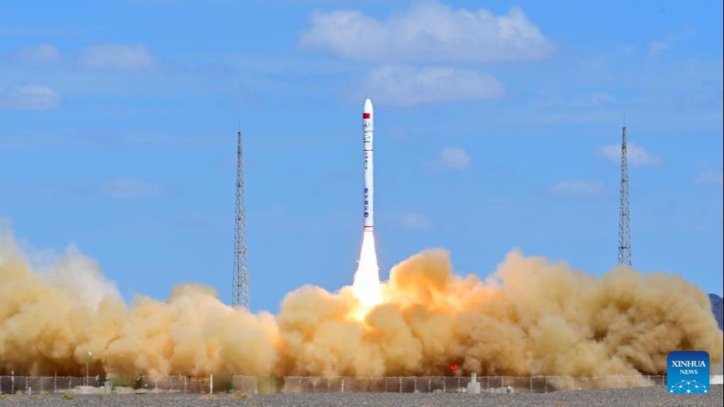 الصين تطلق ثلاثة أقمار صناعية بواسطة الصاروخ التجاري 