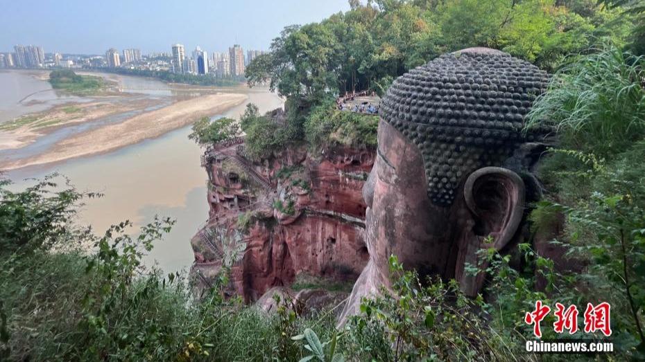 बुद्धको विशाल ढुंगे मूर्ति पूर्ण देखिँदै