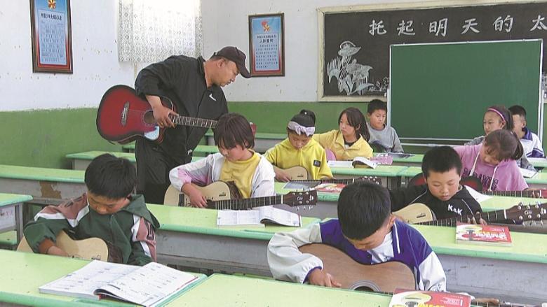 نوای موسیقی شور و شوق را در بچه‌های روستایی برمی انگیزدا