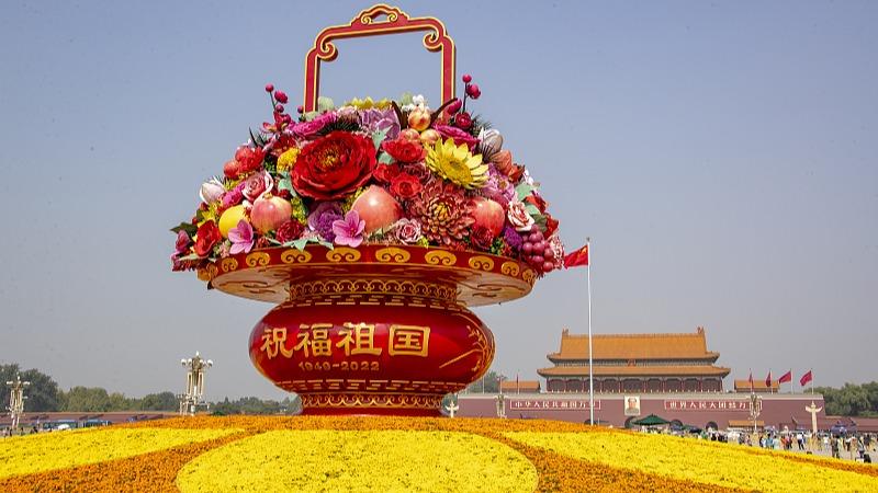 La place Tian'anmen décorée pour la fête nationale