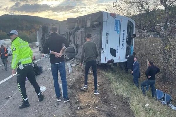 ۳ کشته و ۳۲ زخمی درپی واژگونی اتوبوس در ترکیها
