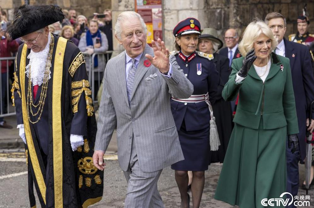 استقبال مردم انگلیس از شاه چارلز سوم با تخم‌ مرغا
