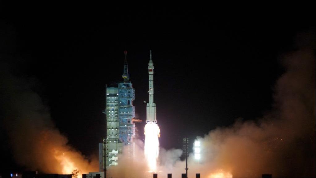 الصين تطلق سفينة الفضاء 