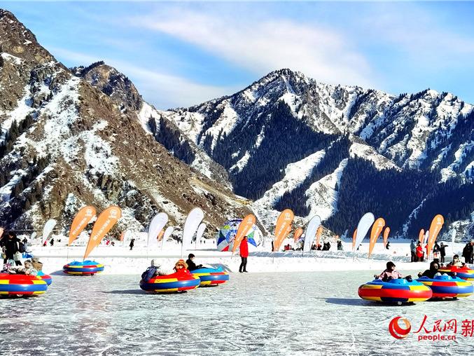 雪山と木々が美しい冬景色を織りなす天山天池　新疆